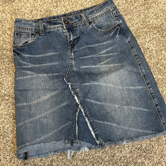 Mudd Jeans mini Jean skirt. Size 1 - Picture 2 of 7